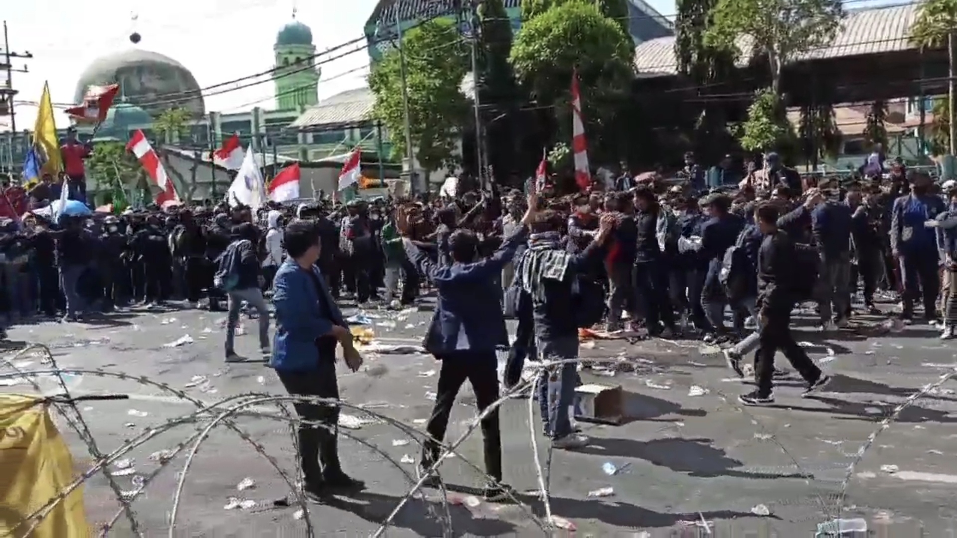 Ricuh Aksi Mahasiswa Kawal Putusan MK di DPRD Jatim