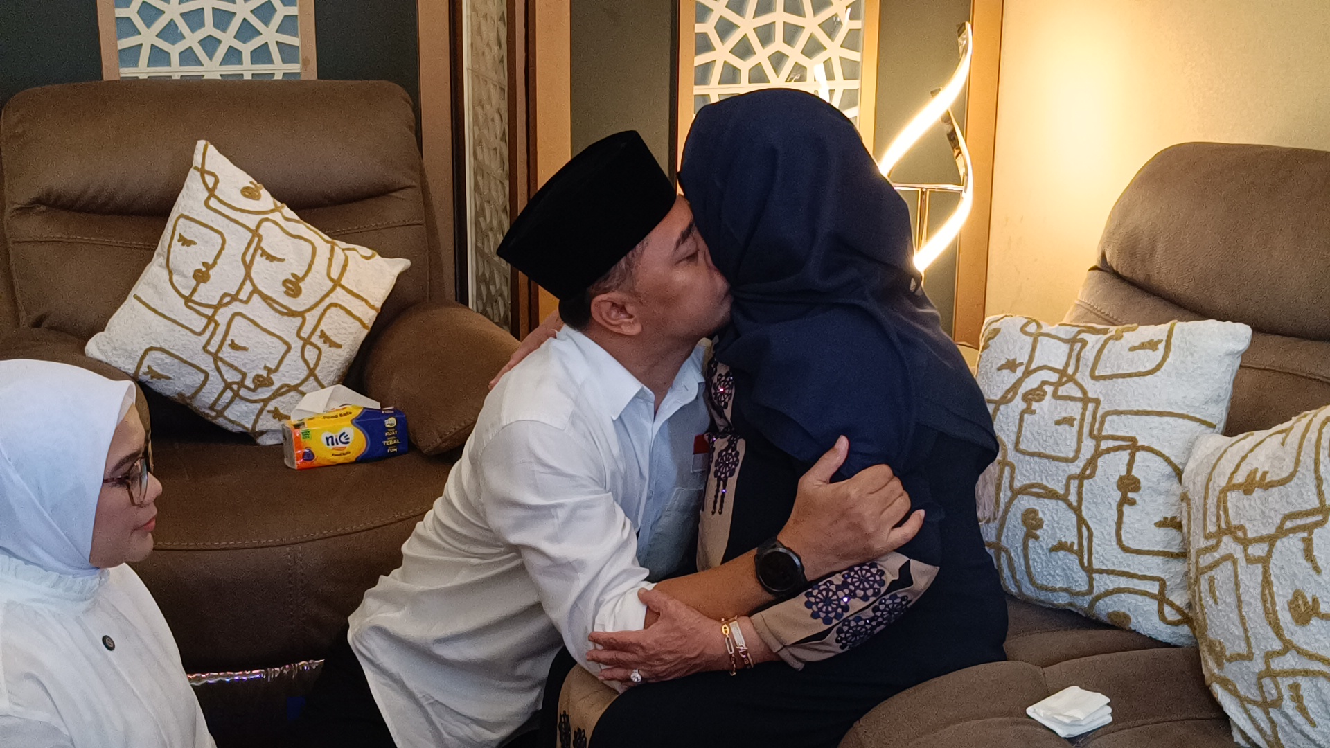 Bersimpuh di Kaki Sang Ibu, Eri Cahyadi Minta Restu Sebelum Mendaftar ke KPU Surabaya