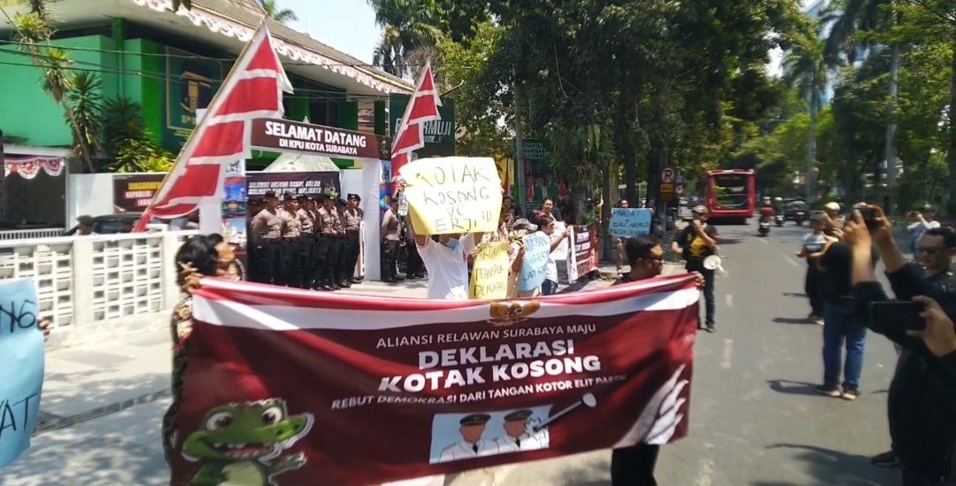 Tolak Calon Tunggal, Warga Surabaya Kampanyekan Kotak Kosong di Depan Kantor KPU