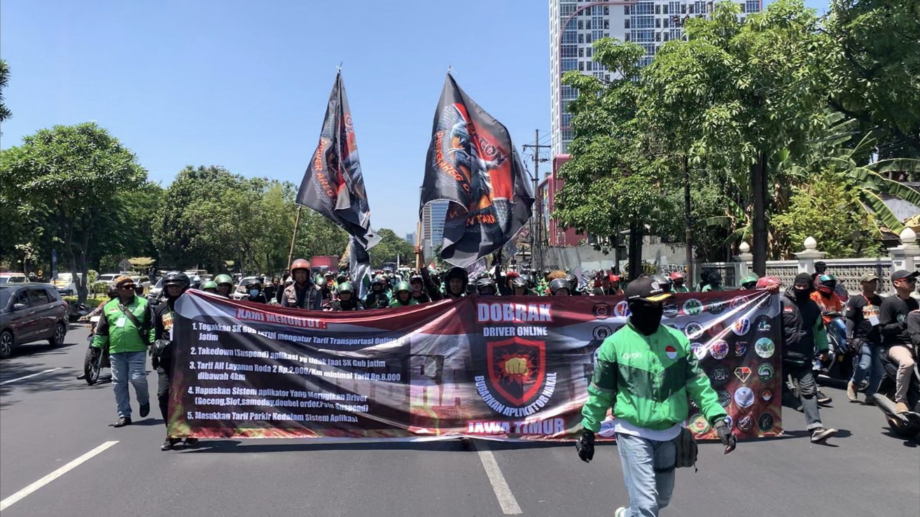 Demo Ratusan Driver Online di Surabaya Tuntut Aplikator Terapkan SK Gubernur Jatim 2023