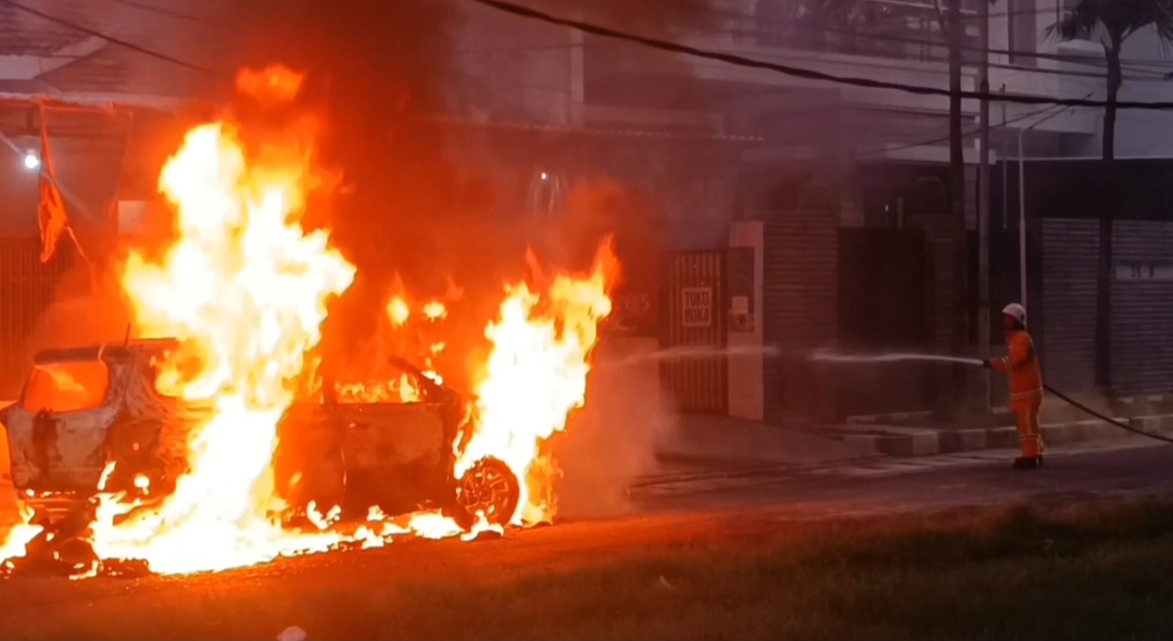 Diduga Korsleting Mobil Chevrolet Spin Ludes Terbakar
