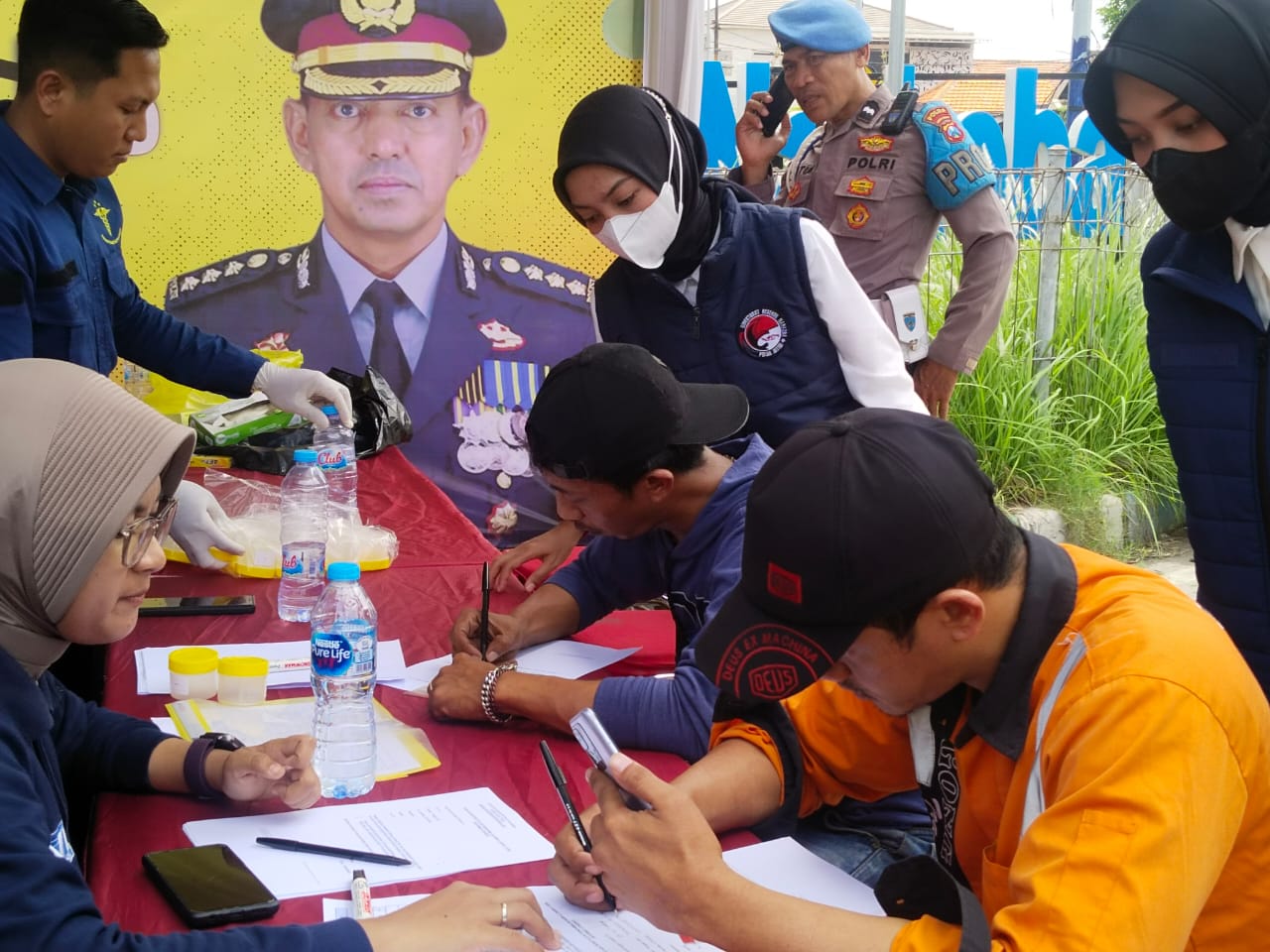 Polda Jatim Tes Urine Puluhan Supir Bis di Terminal Purabaya