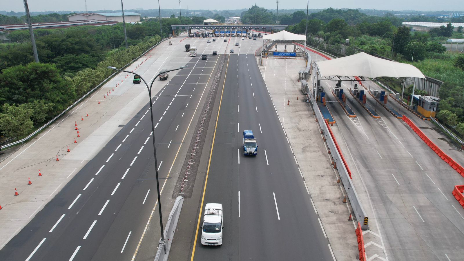 H-2 Libur Nataru, Volume Lalu Lintas Melonjak di Sejumlah Gerbang Tol Trans Jawa