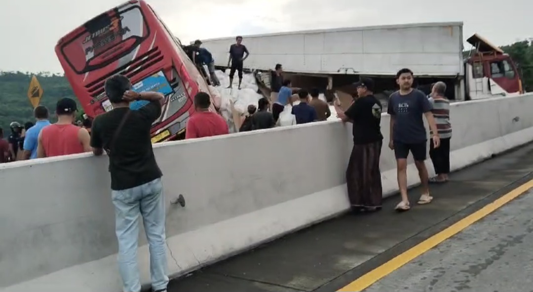 Bus Angkut Pelajar Kecelakaan Empat Orang Tewas