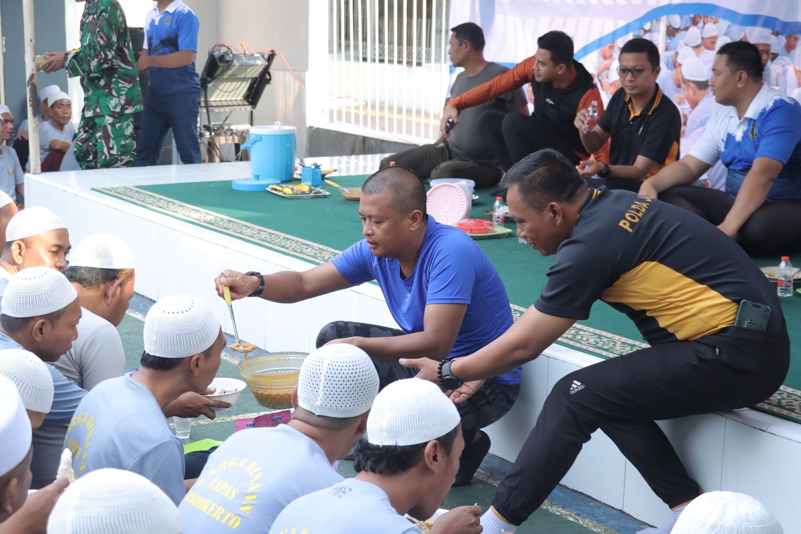 Momen Penegak Hukum di Mojokerto Sarapan Pecel Bareng 970 Warga Binaan