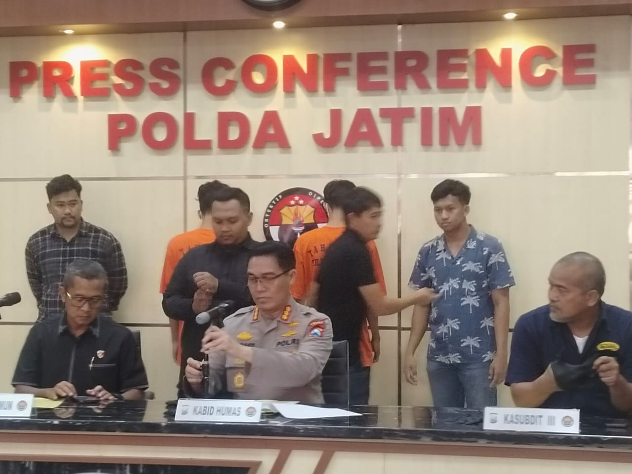 Tuding Kadispendik Jatim Korupsi dan Selingkuh, Dua Mahasiswa Ditangkap atas Pemerasan