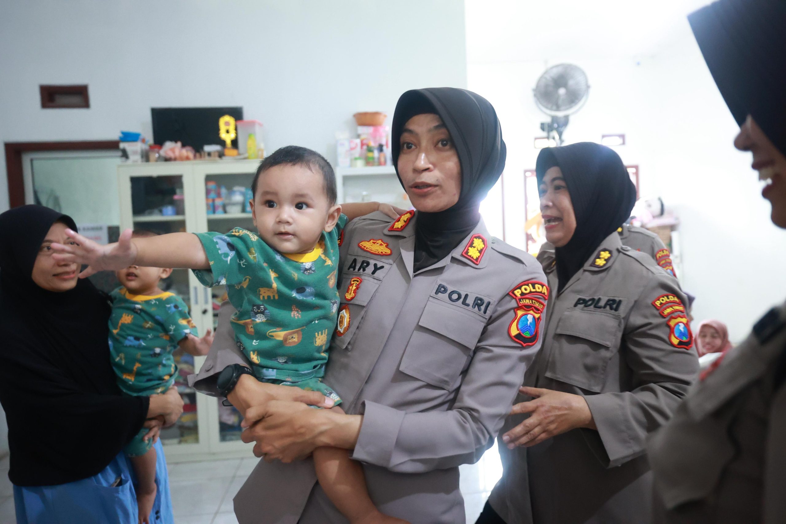 Sambut Hari Jadi Polwan ke -77 Polda Jatim Gelar Baksos di Griya Yatim