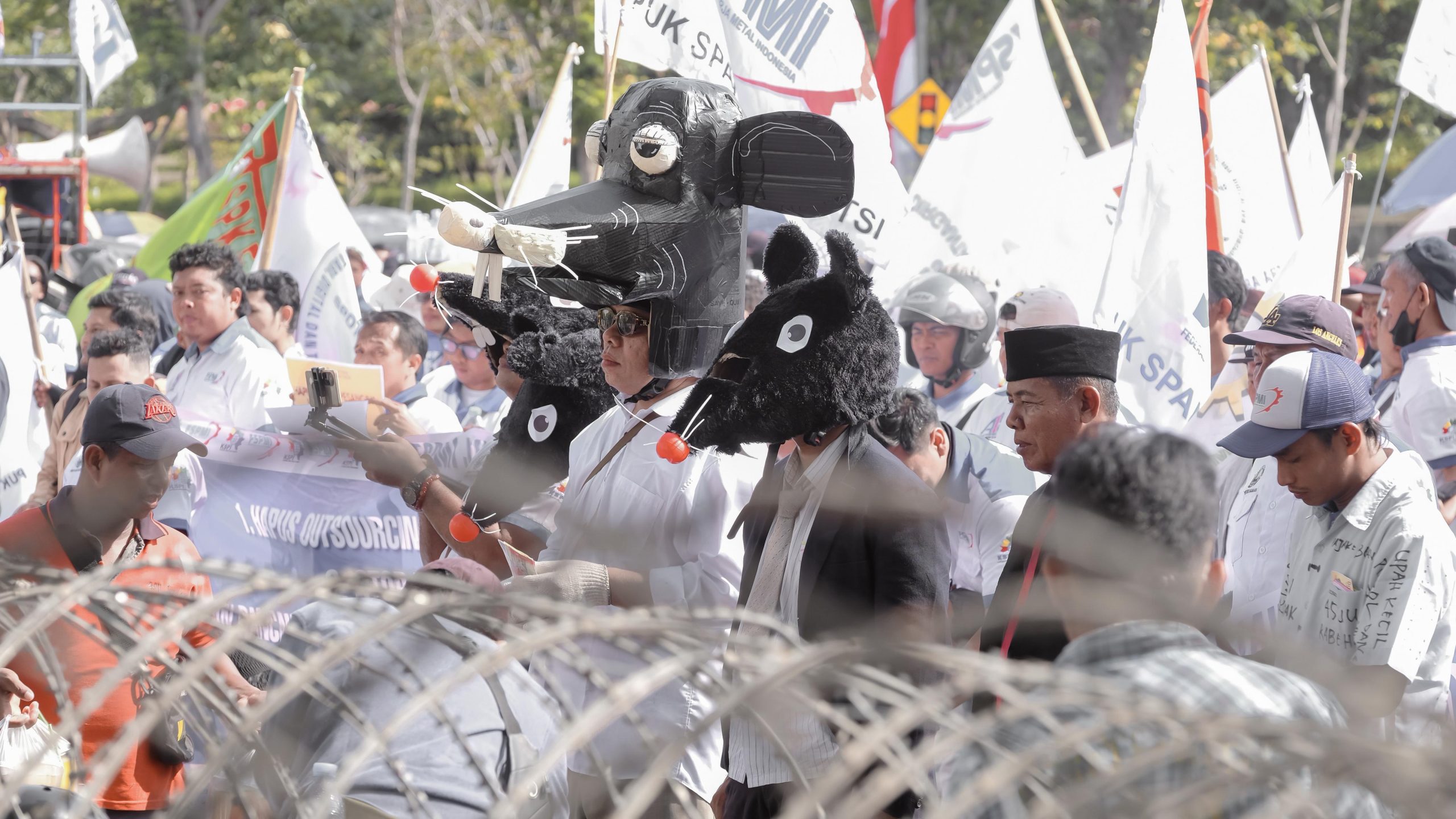Aksi Unras di Jawa Timur Berjalan Tertib dan Kondusif Kapolrestabes Surabaya Apresiasi Massa Buruh