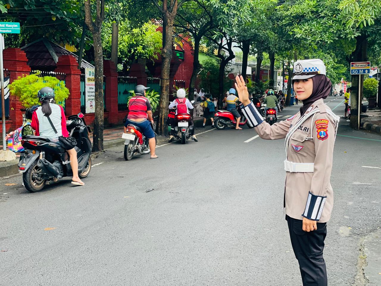 Edisi Spesial HUT Ke-77 Polwan: Brigadir Pratiwi Dwi Wahyu Ningsih, Polisi Presenter