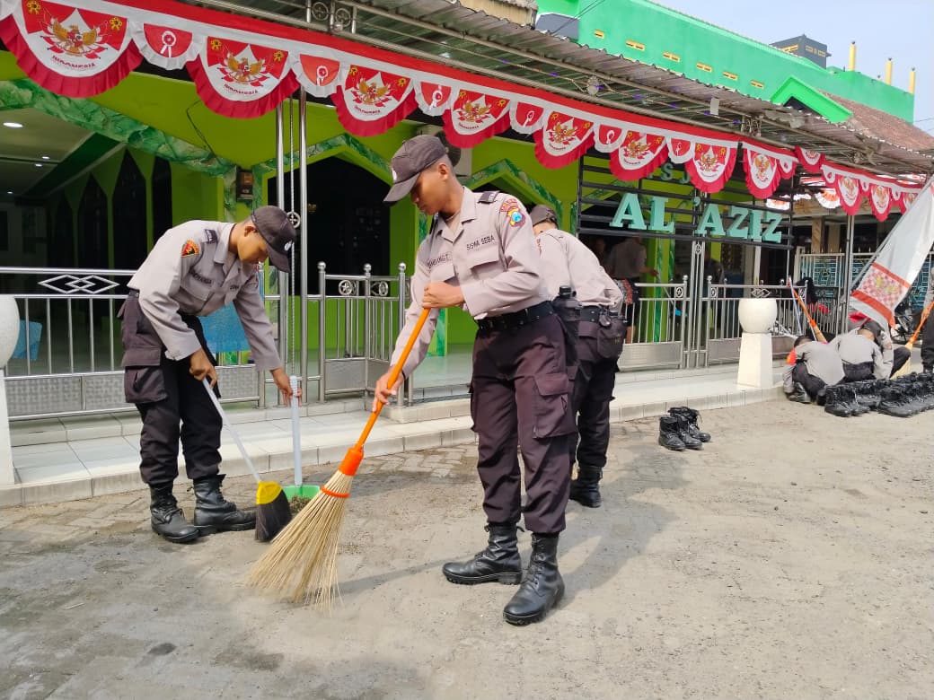 Siswa Diktukba Polri SPN Polda Jatim Punguti Sampah di Pasar Mojokerto, Pedagang: “Bikin Hati Adem”