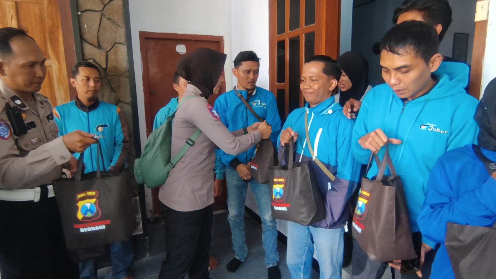 Polri Untuk Masyarakat : Polres Bondowoso Berbagi Sembako Untuk Ojol Sambut Hari Lalu Lintas Bhayangkara ke – 70