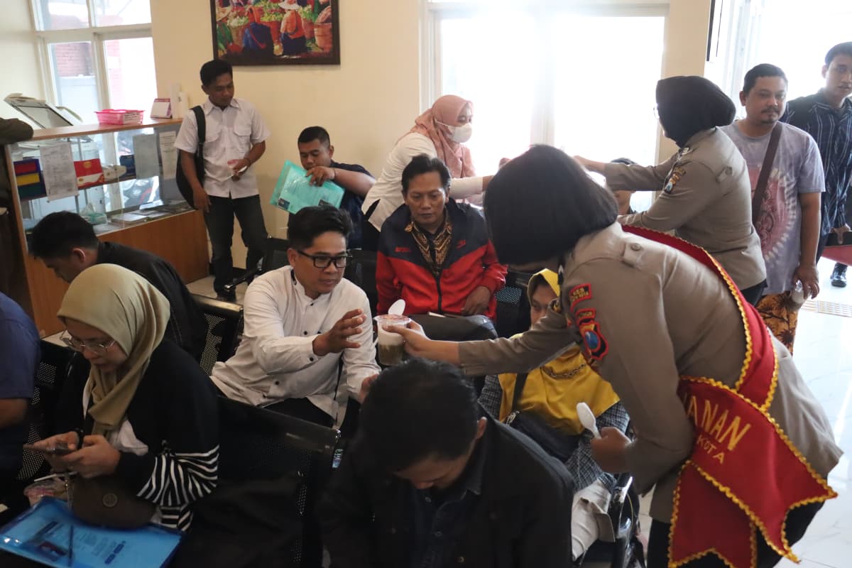 Siapkan Makanan Gratis untuk Pemohon SKCK, Polres Mojokerto Kota Hadirkan Layanan Prima yang Humanis