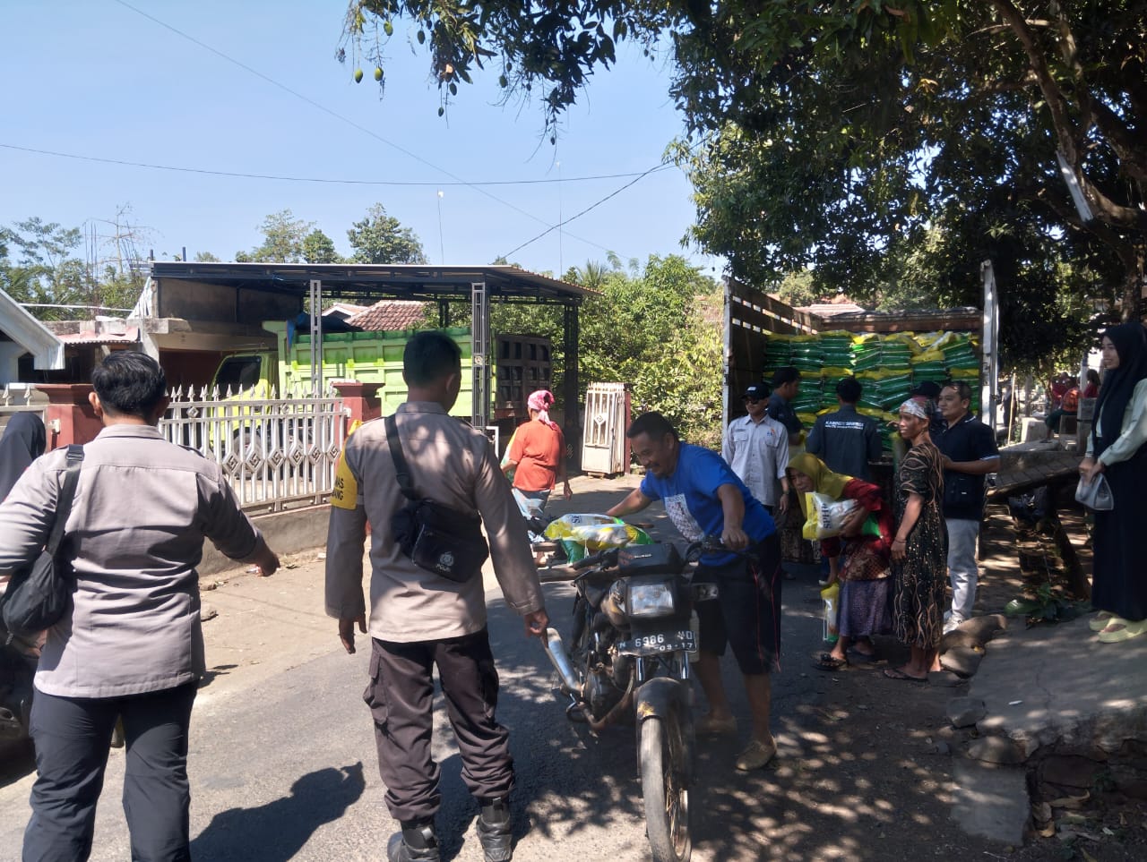 Polres Pasuruan Bersama BEM Gelar Gerakan Pangan Murah Salurkan 5 Ton Beras di Lereng Bromo