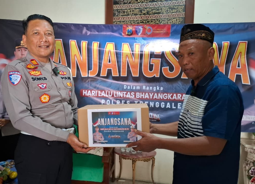 Cara Polres Trenggalek Sambut Hari Lalu Lintas Bhayangkara ke-70, Gelar Anjangsana hingga Bagi-bagi Bingkisan
