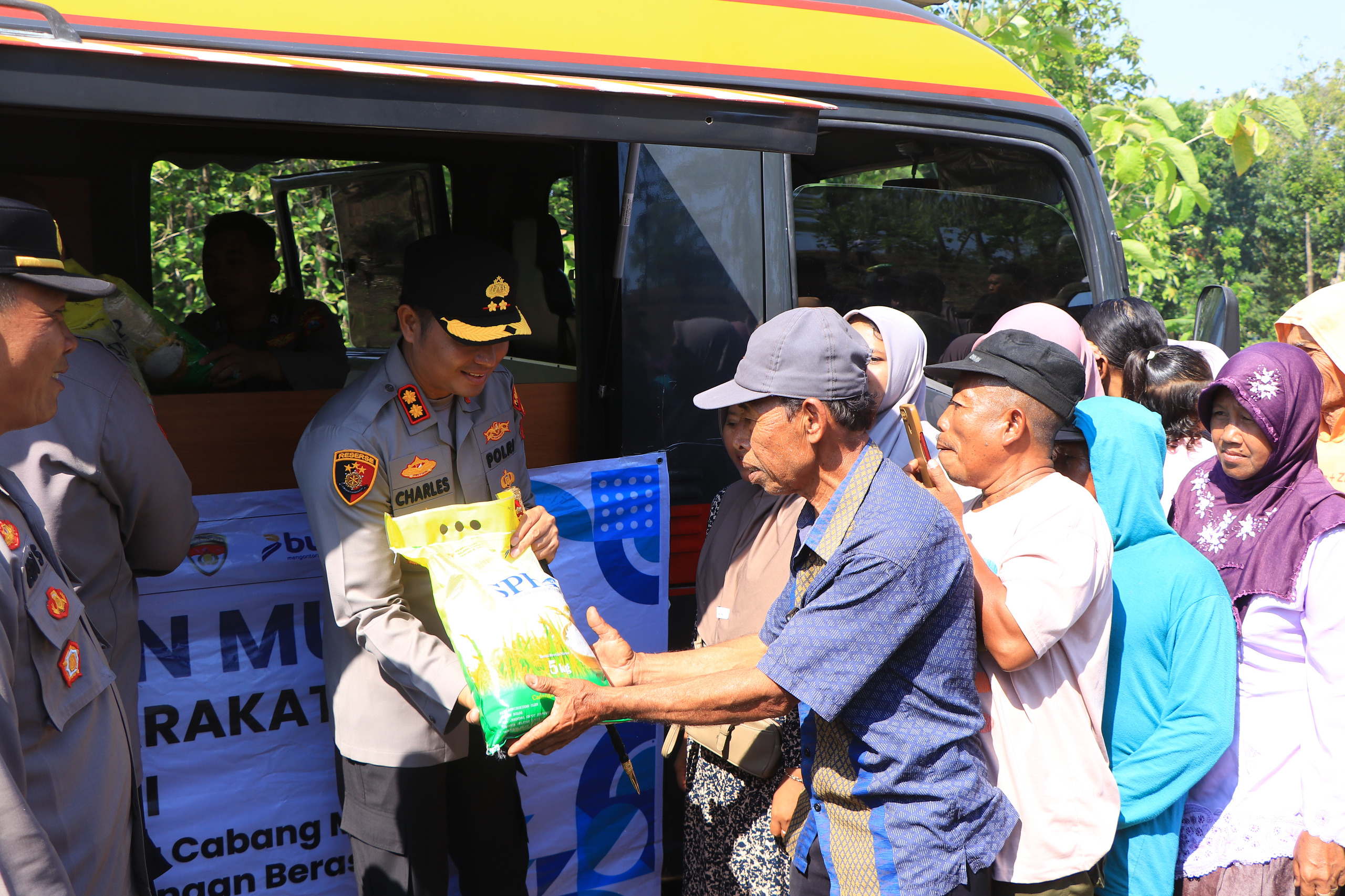Polres Ngawi Berbagi Warga Desa Pacing : Terimakasih Pak Polisi