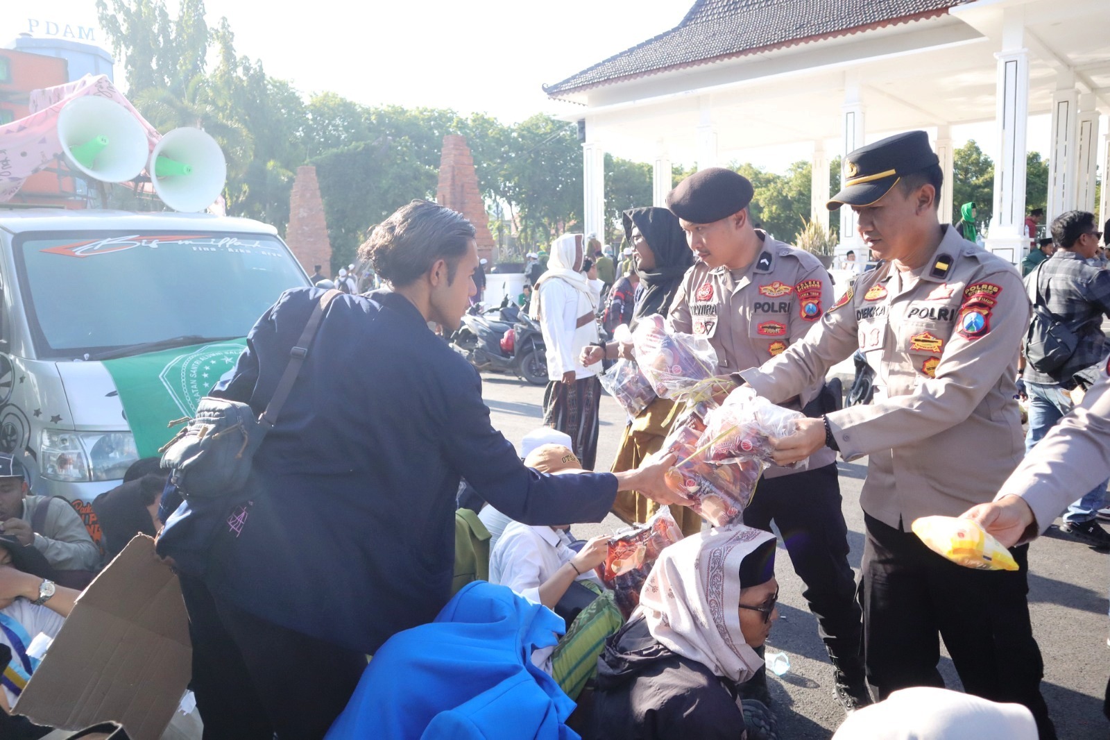 Humanis, Polisi Berbagi Roti dan Air untuk Massa Aksi Damai Alumni Ponpes di Situbondo Berlangsung Sejuk
