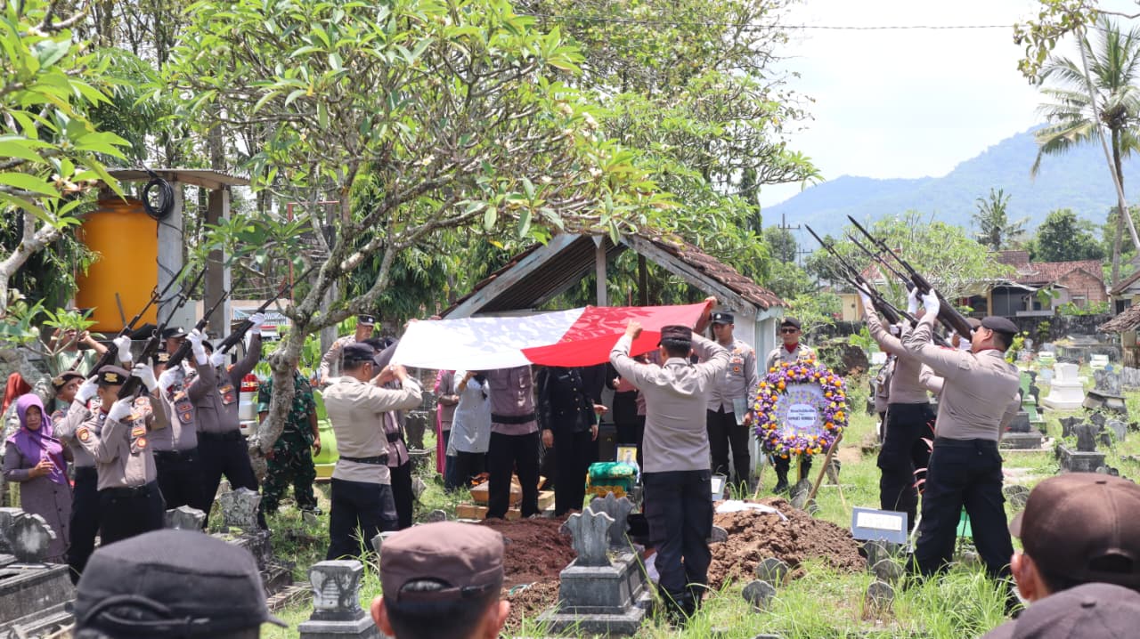 Upacara Pemakaman Almarhum Bripka Sudarto, Kapolres Trenggalek: Sosok Pekerja Keras
