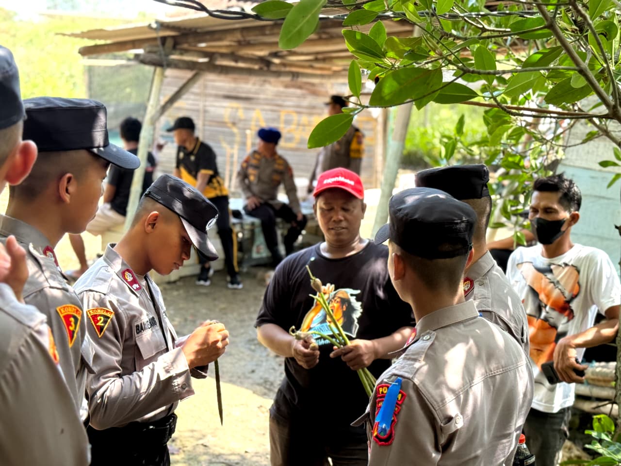 Cegah Abrasi, Siswa Diktukba SPN Polda Jatim Tanam Mangrove dan Berbagi Bansos