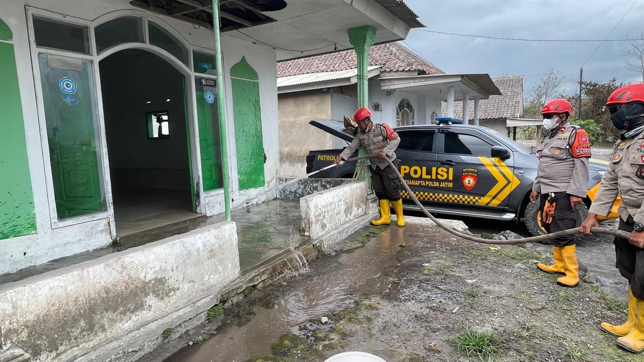 Polisi Bersihkan Tempat Ibadah dan Rumah Warga Terdampak Abu Vulkanik Semeru