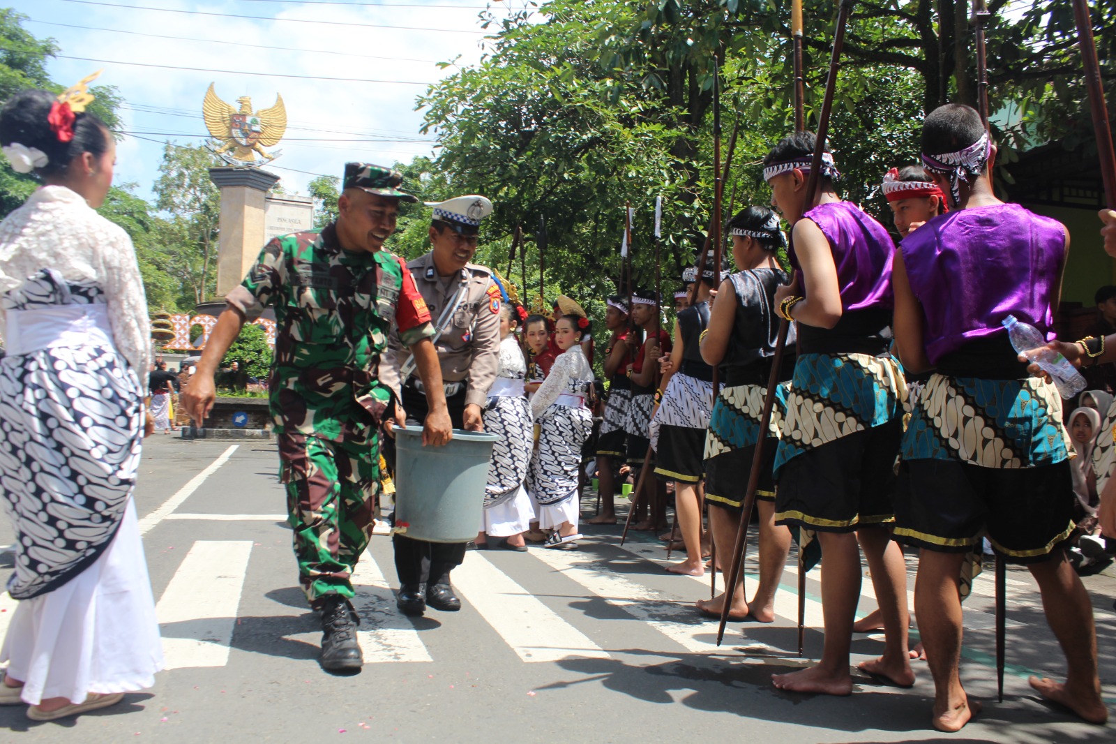 Aksi Humanis Polantas Saat Pengamanan Kirap Pusaka Ini Tuai Pujian Warga