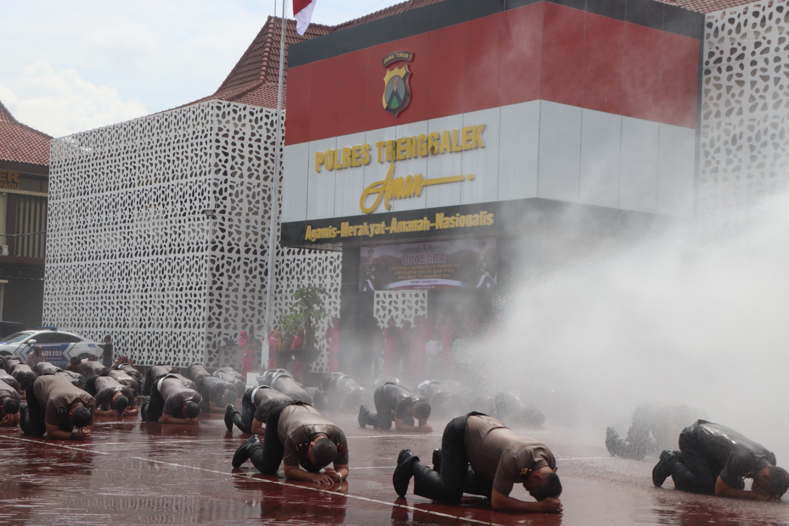 Kado Tutup Tahun, 89 Anggota Polres Trenggalek Naik Pangkat