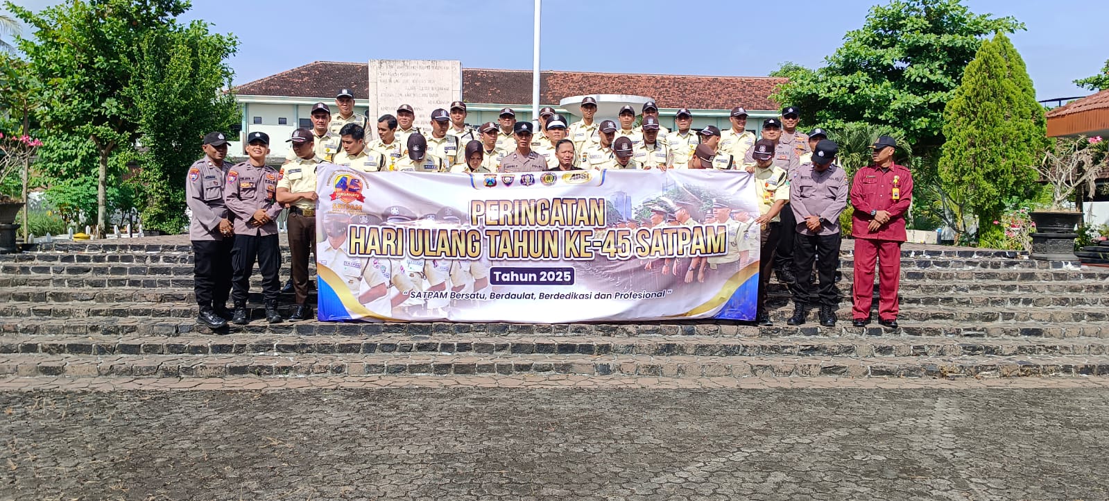 Ziarah dan Tabur Bunga HUT ke-45 Satpam, Kasatbinmas Polres Trenggalek: Teladani Semangat Juang Para Pahlawan