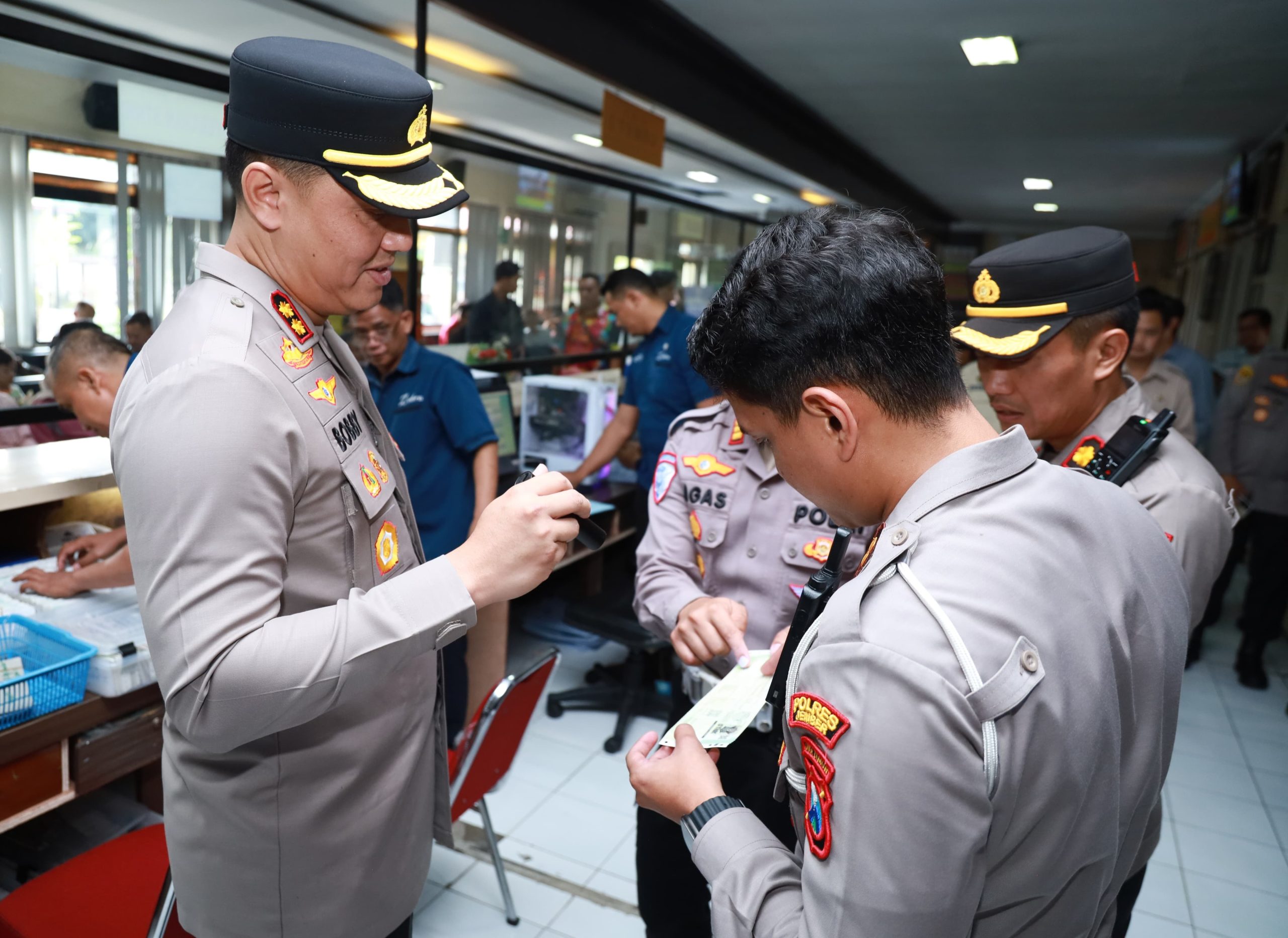 Kapolres Jember Kunjungi Kantor Samsat Pastikan Pelayanan Optimal