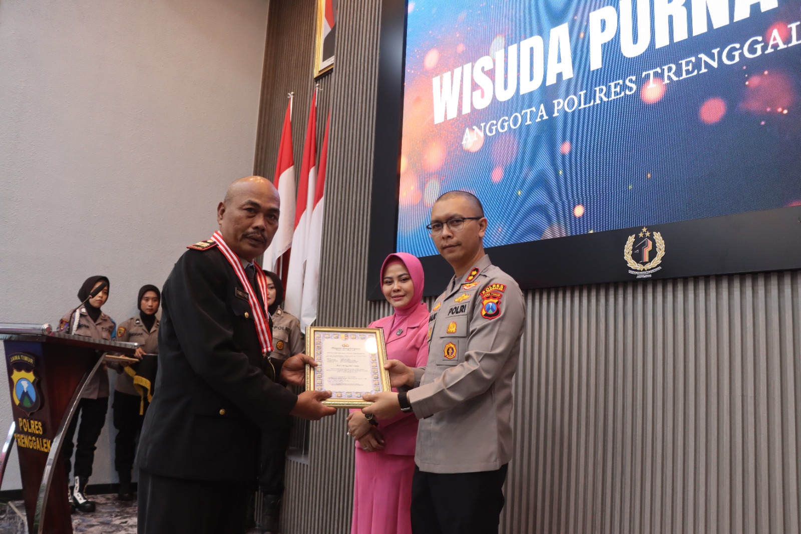 Gerbang Pora Iringi Pelepasan Purna Bakti Anggota Polres Trenggalek