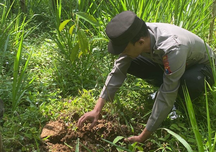 Dukung Pelestarian Alam, Bhabinkamtibmas di Trenggalek Ikuti Aksi Tanam Pohon
