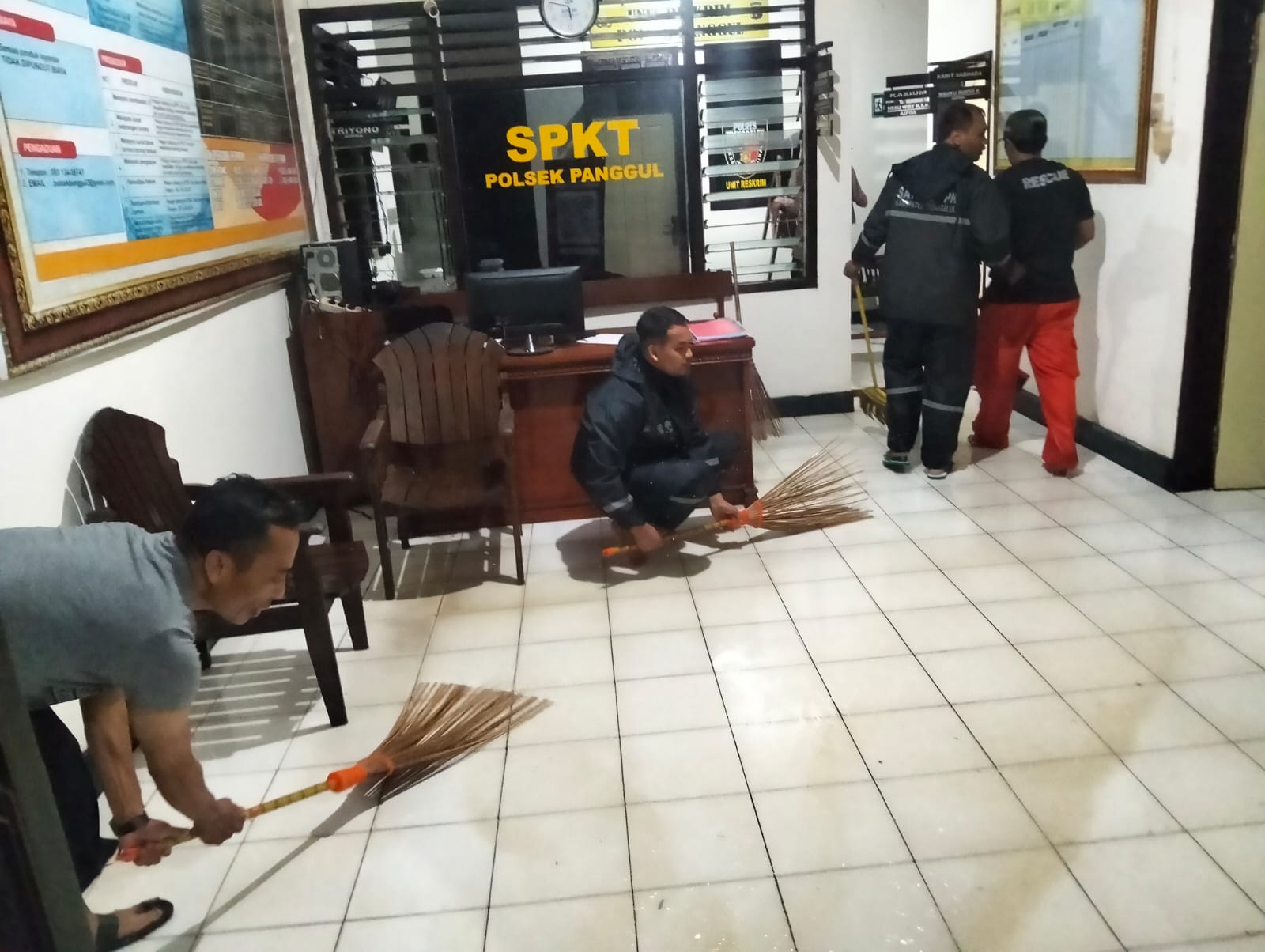 Sempat Terendam Banjir, Anggota Polsek Panggul Gotong Royong Bersihkan Mapolsek