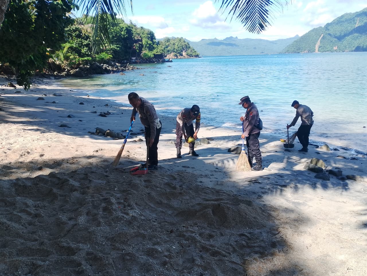 Respon Cepat Instruksi Presiden, TNI-Polri dan Masyarakat Watulimo Gelar Aksi Resik-Resik Pantai