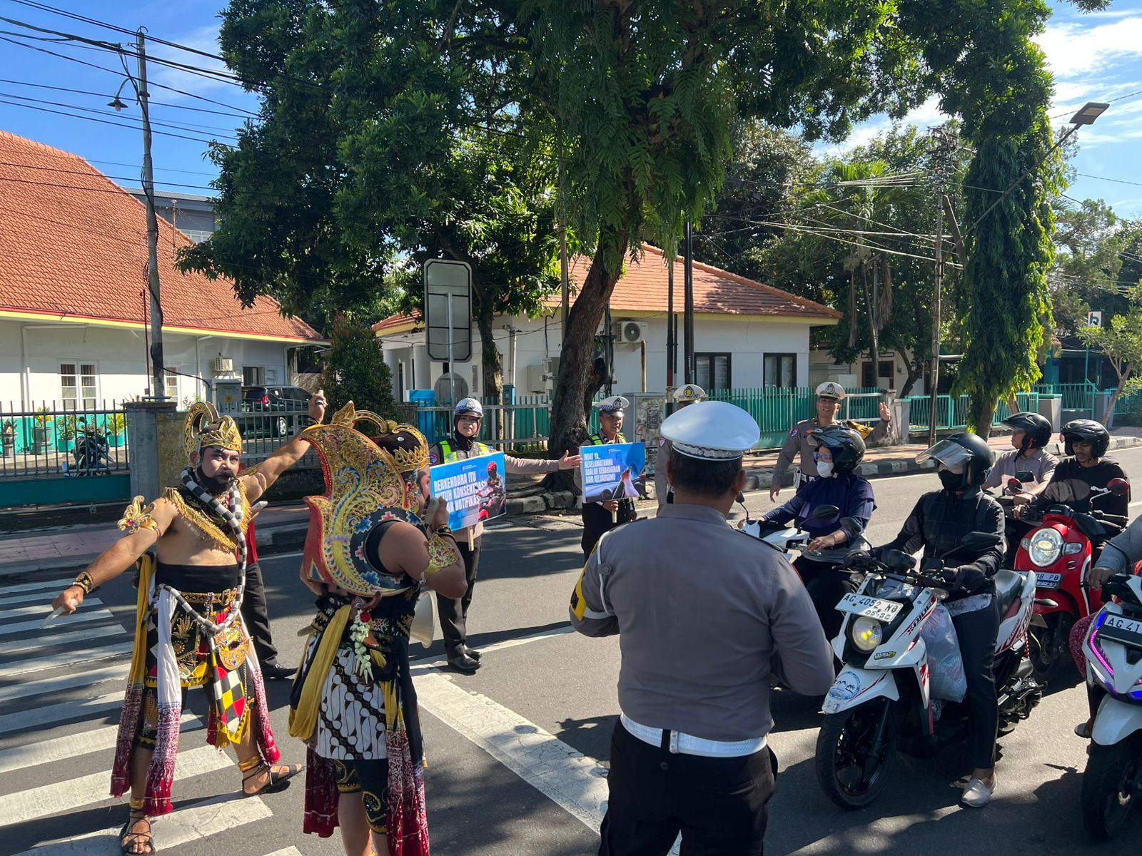 Unik..! Polres Blitar Kota Terjunkan Gatotkaca dan Werkudara Sosialisasikan Ops Keselamatan Semeru 2026