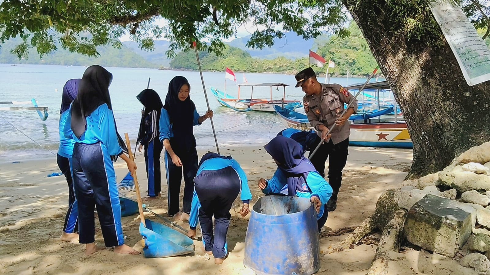 Instruksi `Kurve` Presiden RI, Polres Trenggalek Canangkan Gerakan Resik-Resik Pantai