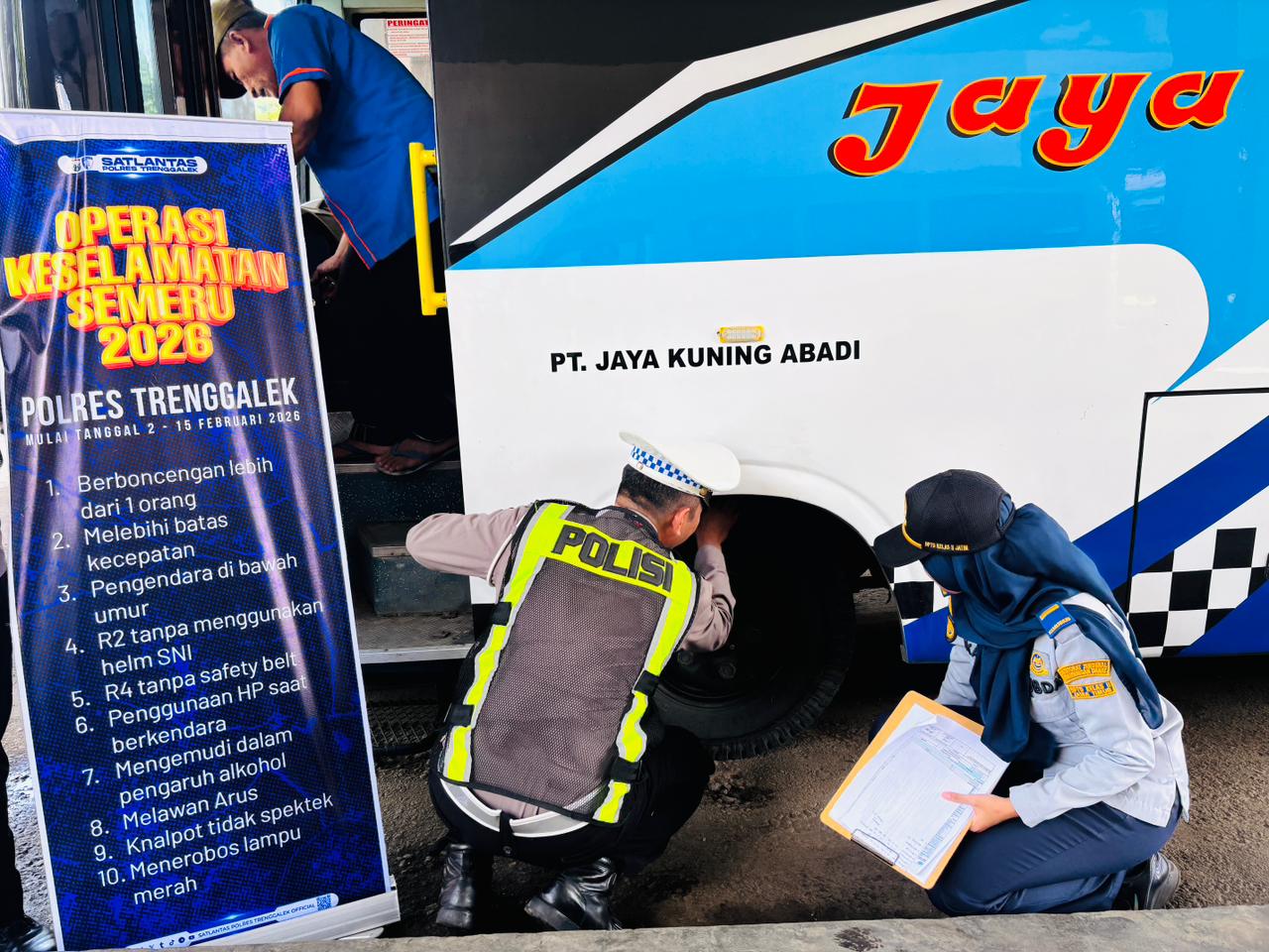 Gencarkan Ramp Chek, Polres Trenggalek Pasang Stiker Bagi Angkutan Umum Laik Jalan