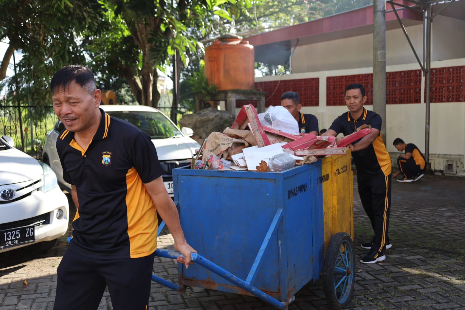 Ciptakan Suasana ASRI, Polres Trenggalek Gelar Aksi Resik-Resik Mako Serentak