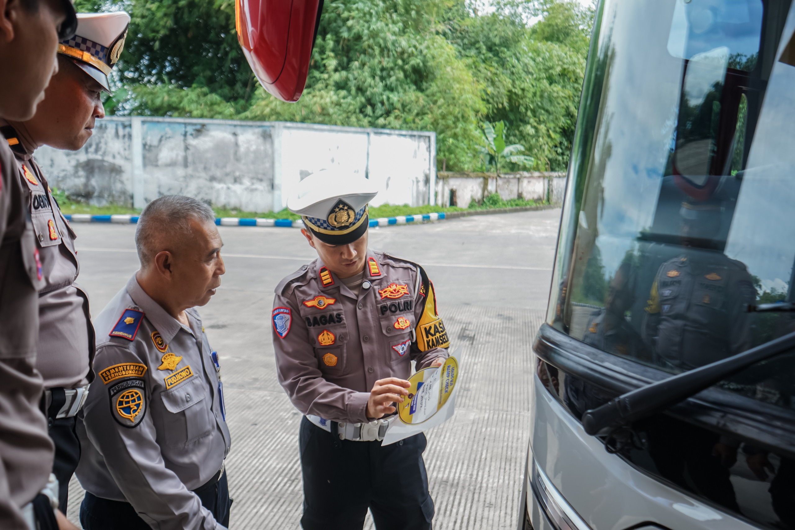 Operasi Keselamatan Semeru 2026 Polres Jember Ramp Check dan Periksa Kesehatan Awak Bus