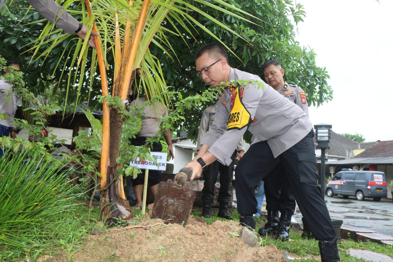 Panen Raya Jagung di Watulimo, Kapolres Trenggalek Dorong Generasi Muda Kelola Potensi Pertanian