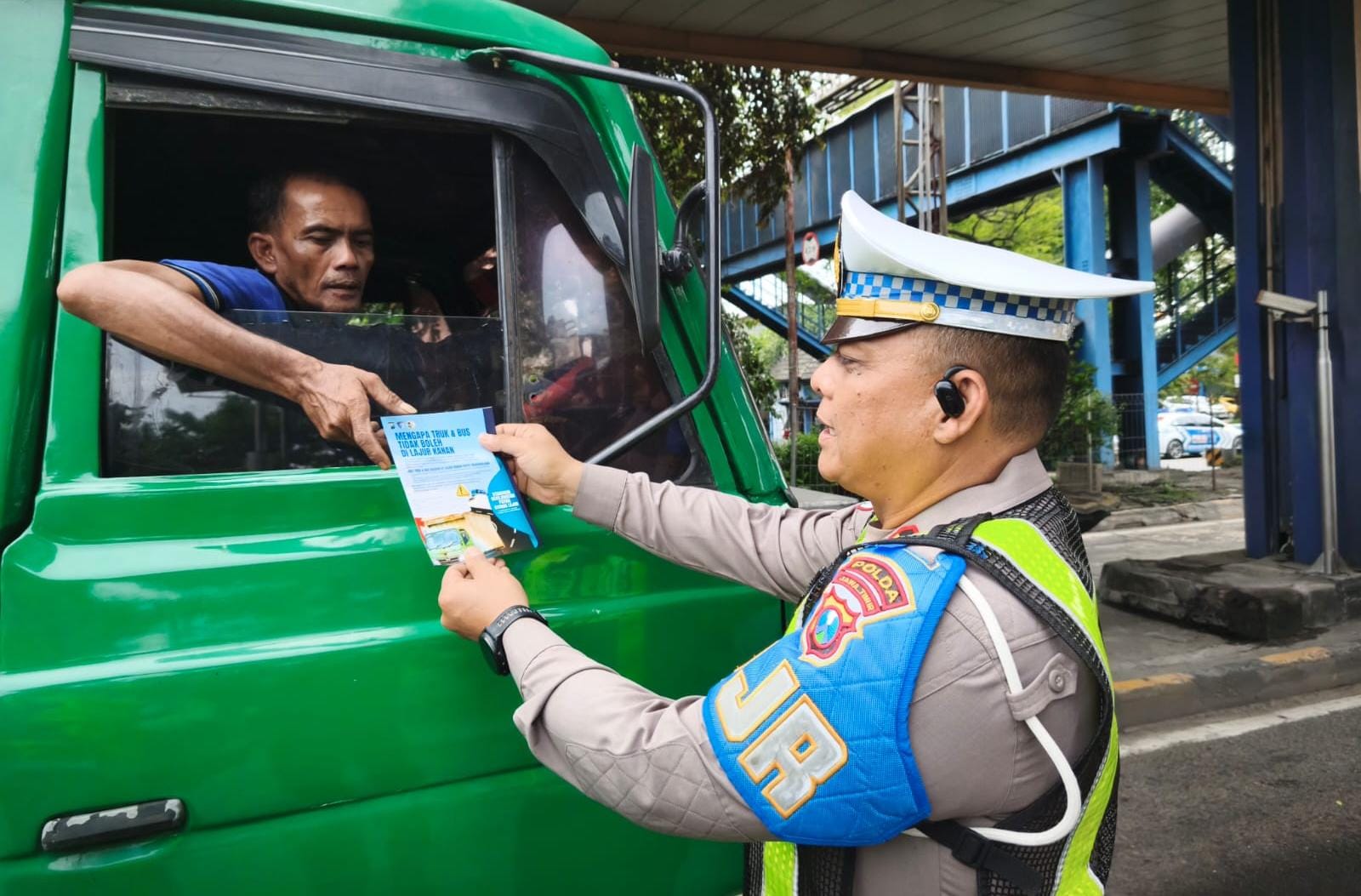 Polda Jatim Tertibkan Truk dan Bus yang Nekat Pakai Lajur Kanan