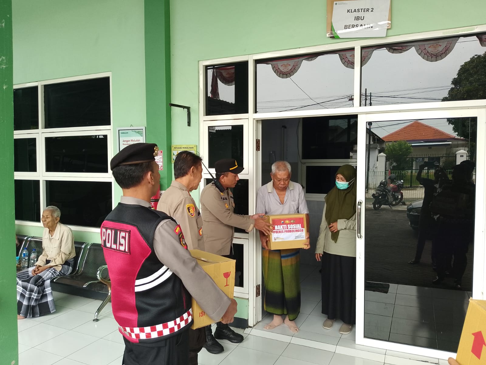 Polres Probolinggo Salurkan Bansos untuk Korban Longsor dan Banjir