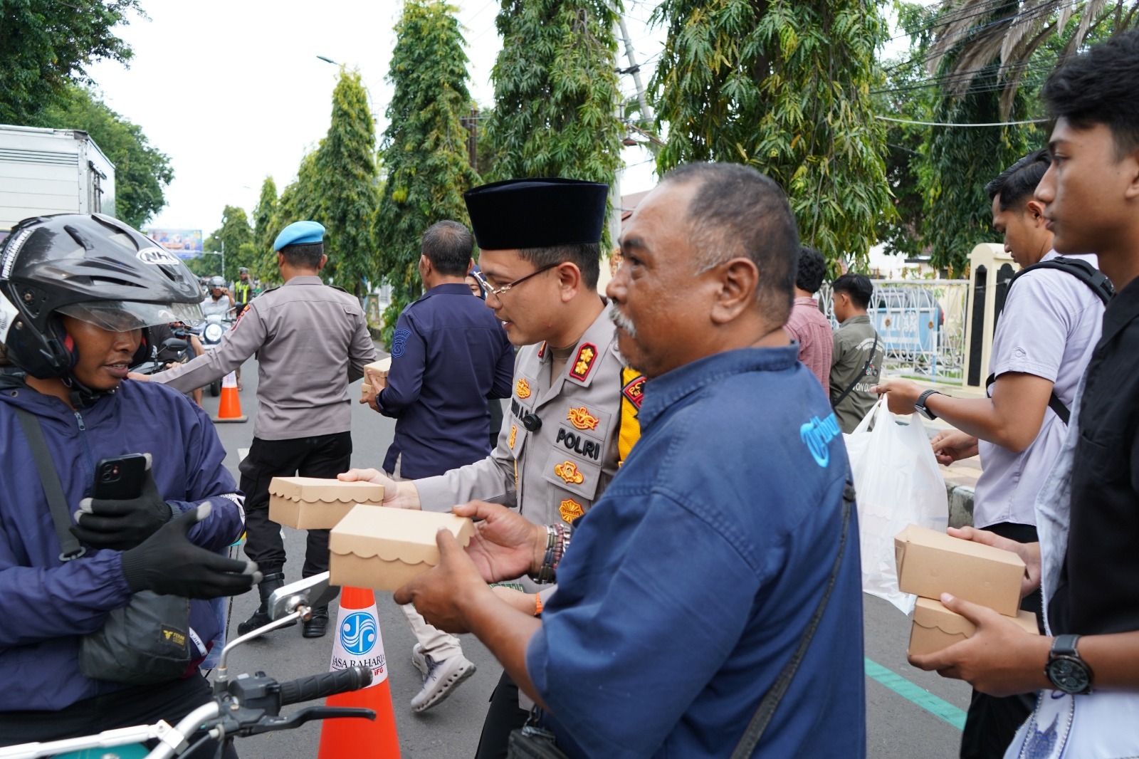Polres Situbondo Bersama Insan Pers Berbagi Takjil Ratusan Bungkus Habis Dalam 10 Menit