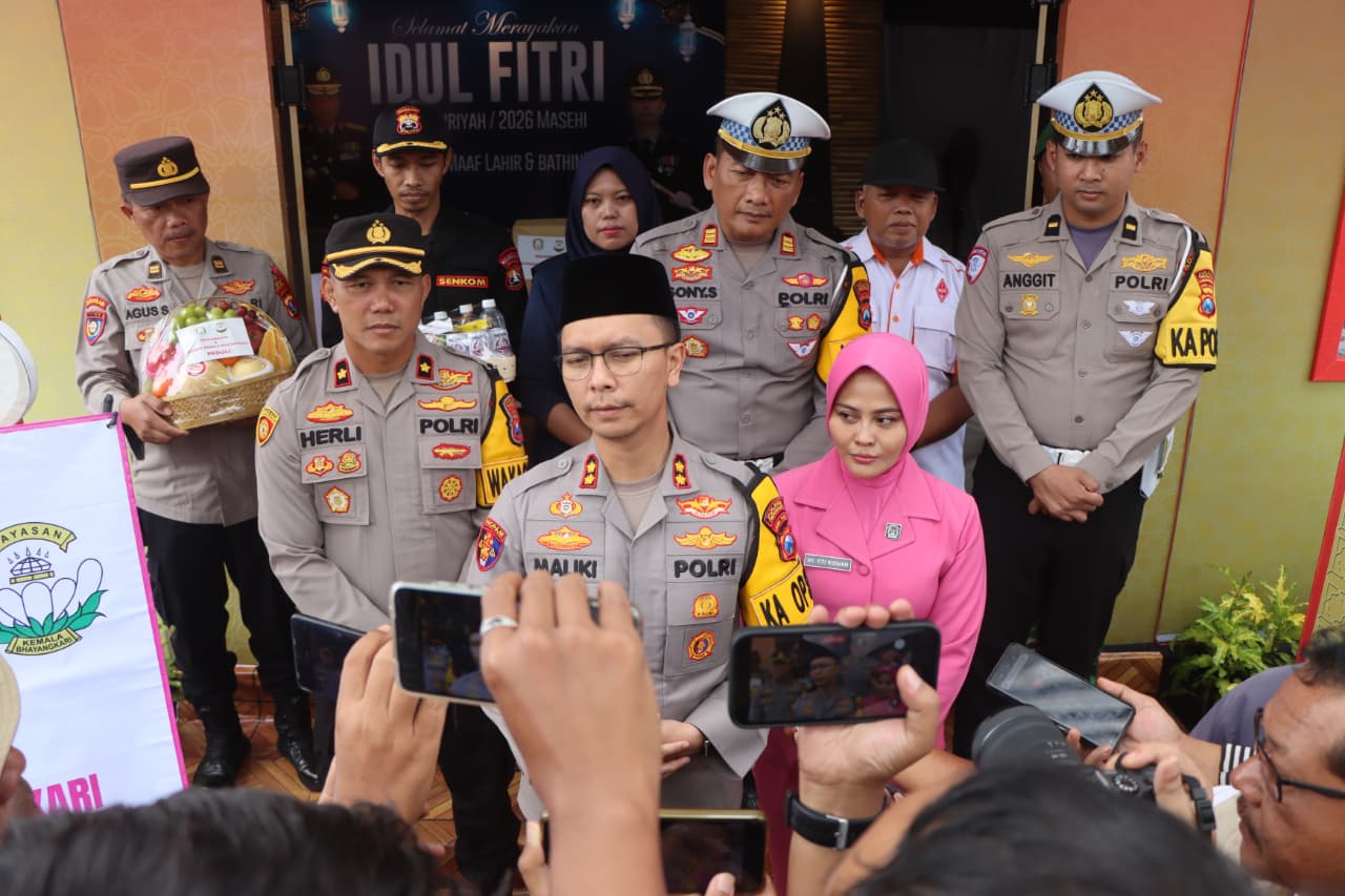Gugah Semangat, Kapolres Trenggalek dan Ketua Cabang Bhayangkari Serahkan Bingkisan Lebaran Bagi Petugas Pos Pelayanan Lebaran