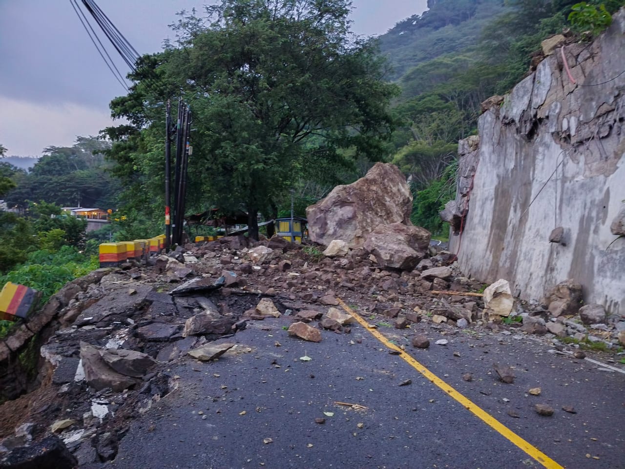 Ruas Jalan Nasional KM 16 Trenggalek-Ponorogo Tertutup Longsor, Arus Lalin Dialihkan