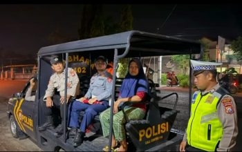 Sigap dan Humanis Polisi Bantu Pemudik yang Tersesat di Ngawi