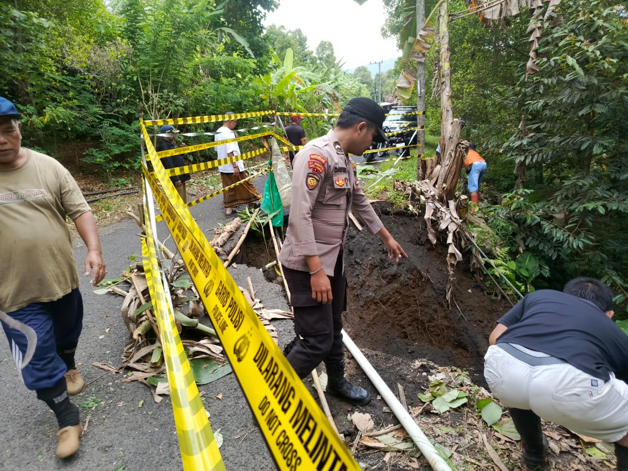 Pasang Police Line Polres Lumajang Tangani Longsor di Tempursari Kendaraan Berat Dilarang Melintas