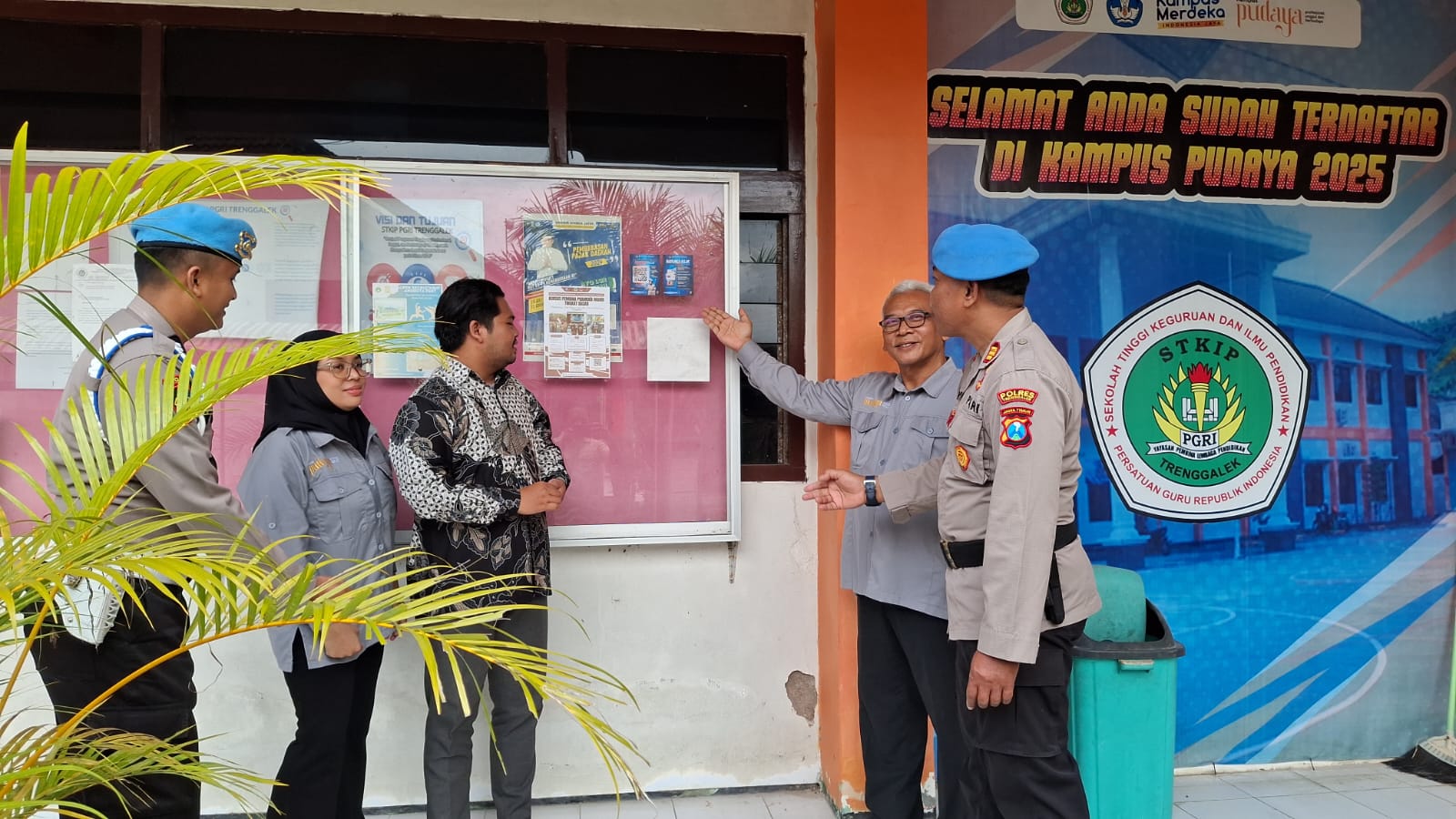 Diskusi Gayeng Bareng Mahasiswa, Kasipropam Polres Trenggalek Paparkan Cara Mudah Pengaduan Cepat Propam Polri