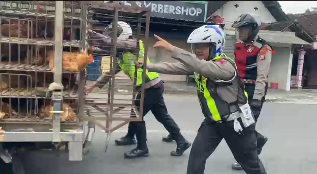 Respon Cepat Tim Urai Polres Blitar Bantu Kendaraan Mogok, Arus Lalu Lintas Tetap Lancar