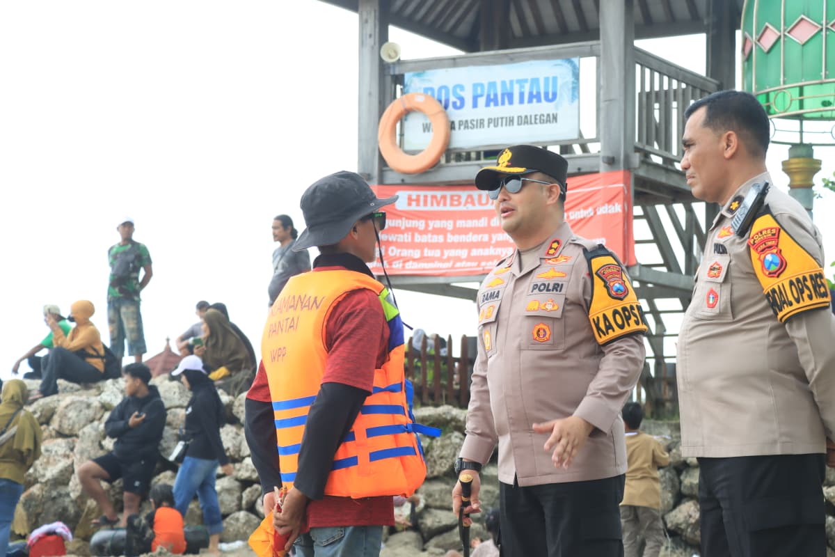 Kapolres Gresik Tinjau Pantai Dalegan Pastikan Keamanan Wisatawan