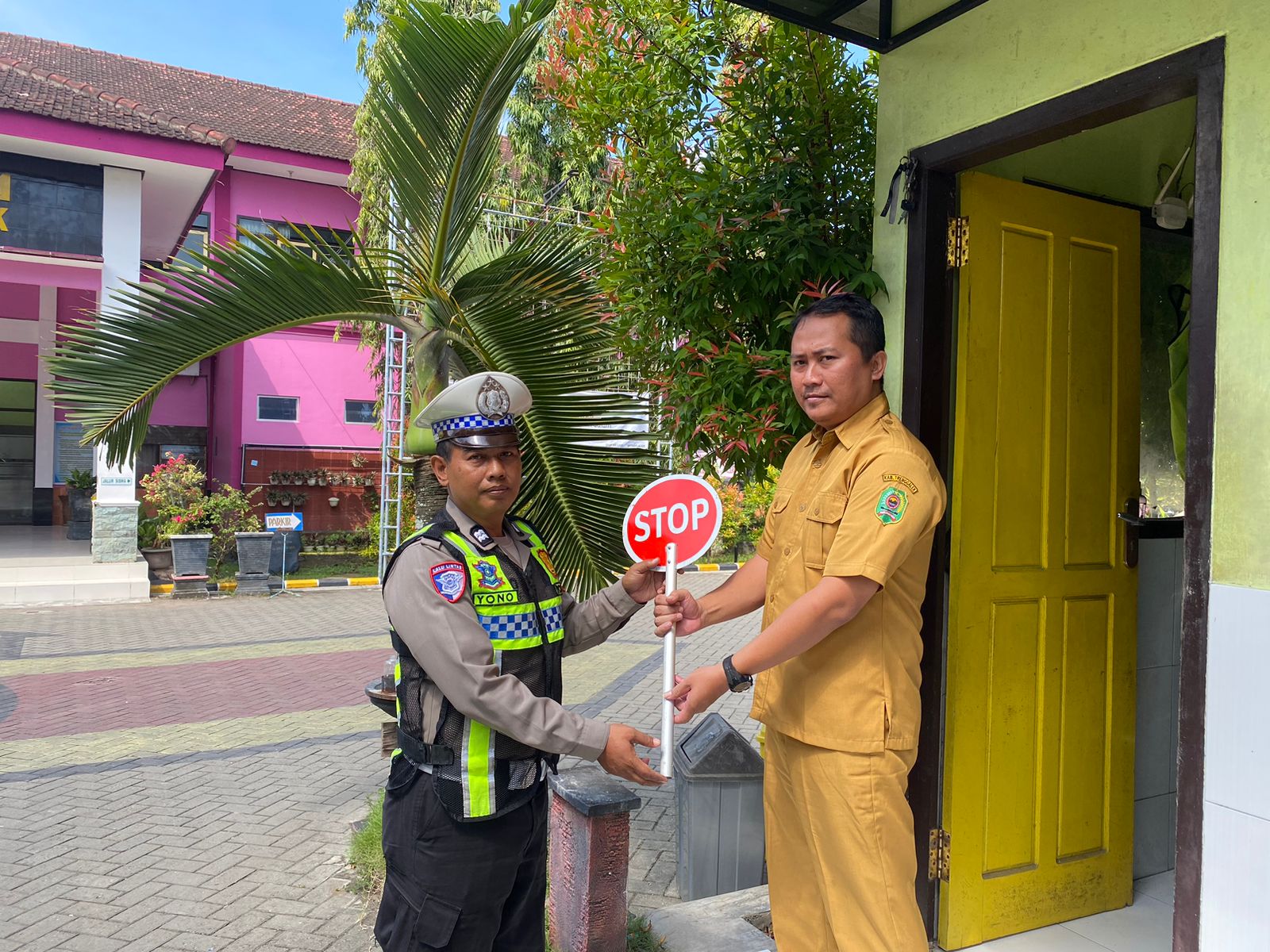 Polres Trenggalek Bagikan Puluhan Rambu Stop Portabel untuk Supeltas dan Satpam Sekolah