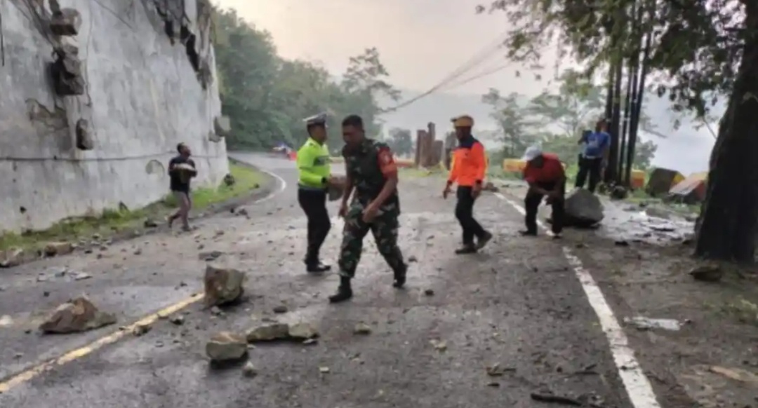 KM 16 Trenggalek-Ponorogo Sempat Tutup Karena Longsor, Petugas Gabungan Sigap Buka Akses