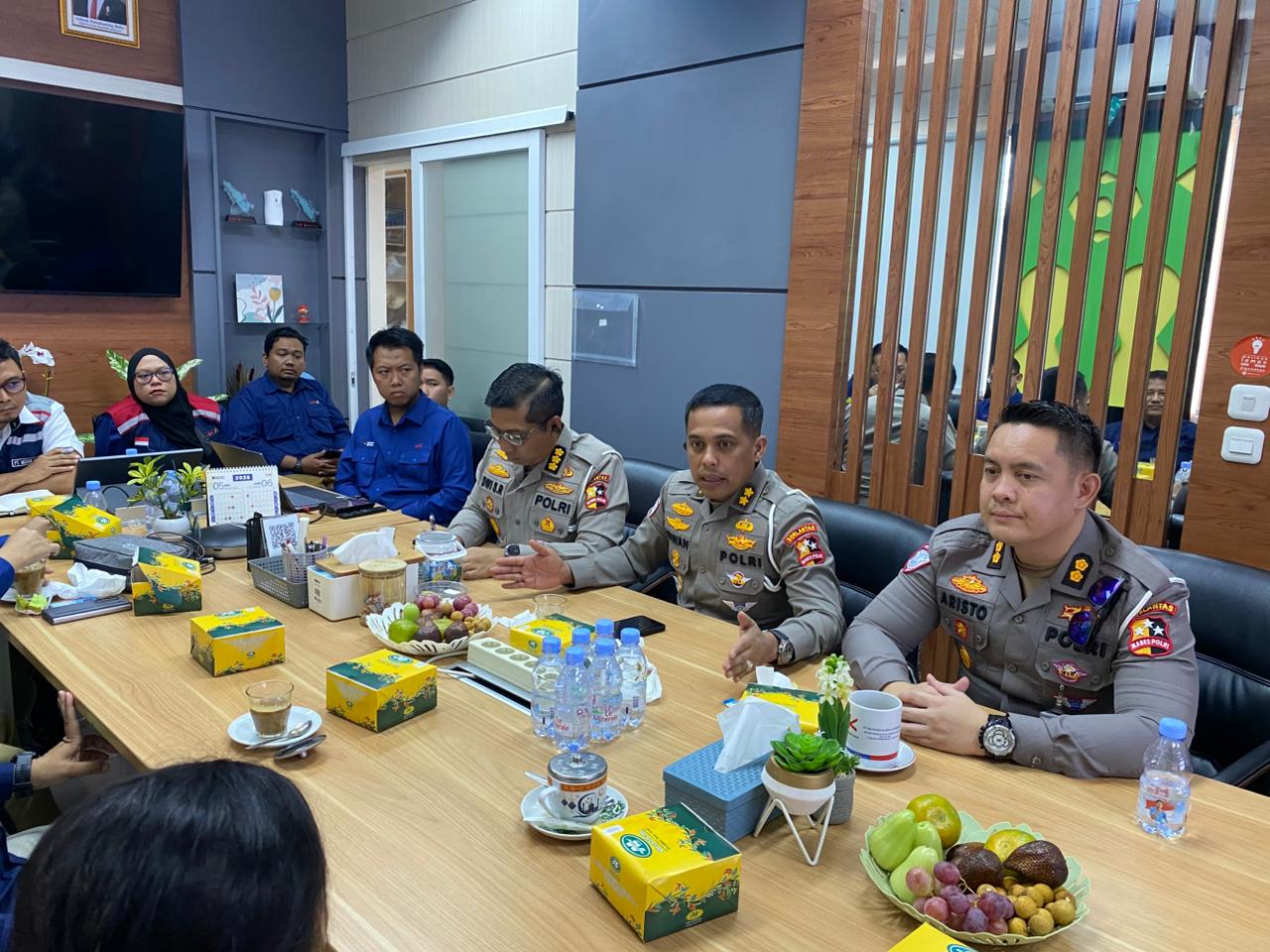 Polres Blitar Kota bersama Warga Bangun Jembatan Merah Putih Presisi Penggerak Ekonomi Desa